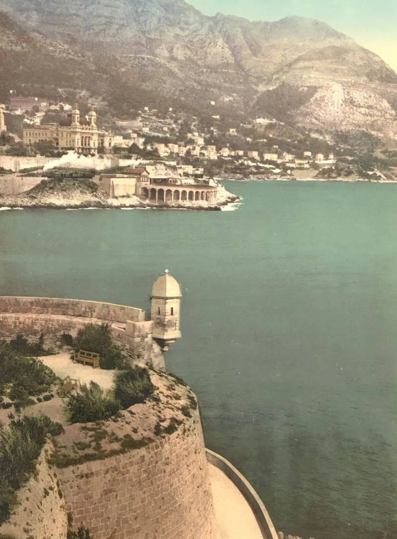 Le rempart du fort Antoine et sa guérite au-dessus de la mer, face à Monte-Carlo.