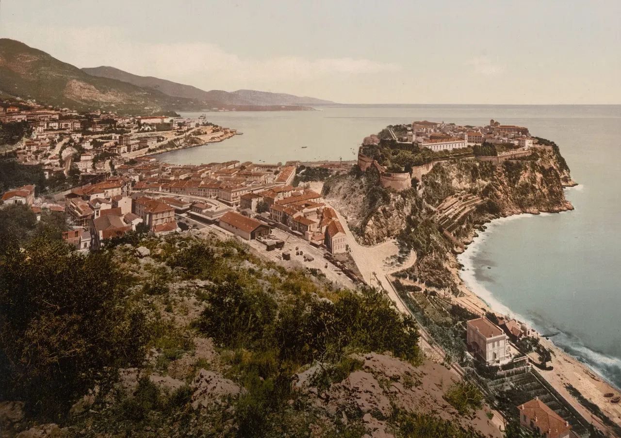 Le Rocher de Monaco et le palais vus depuis les hauteurs, en 1889.